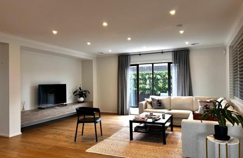 Mambourin House | Premier stay with own bathroom in the west of Melbourne