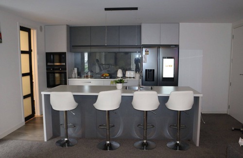 Dunedin House | Premium Accommodation in Dunedin lies between Dunedin city and Airport.