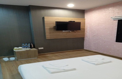 Thanon Phaya Thai House | Premium Double Retreat | Unwind in Style
