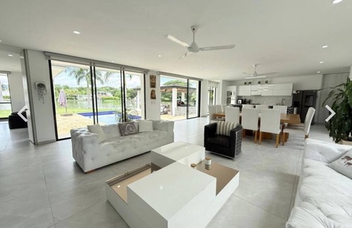 Girardot House | Premium home in Girardot: lake, cinema, swimming pool and BBQ area