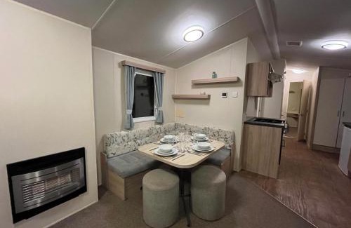 Mablethorpe Ski Chalet | Premium location - Sleeps 6 - Caravan on The Lakes