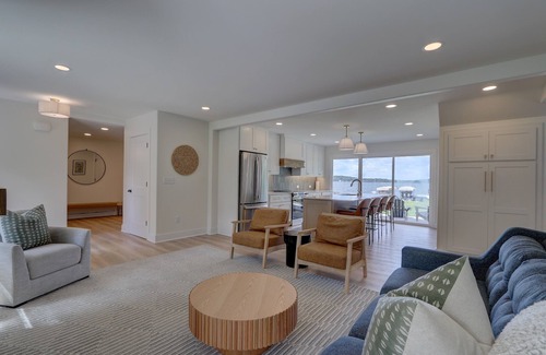 Pewaukee House | Premium Pewaukee Lakefront Home