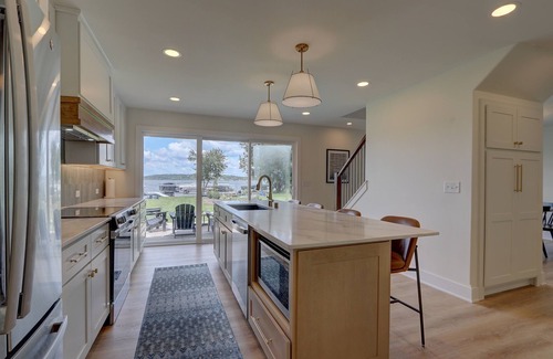 Pewaukee House | Premium Pewaukee Lakefront Home