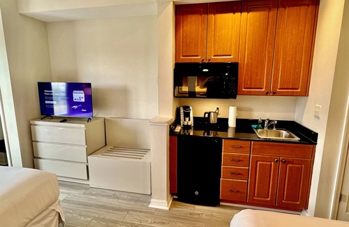 Florida Center Resort | Premium Universal Studios King Bed Resort Studio Free Parking Kitchenette 507H