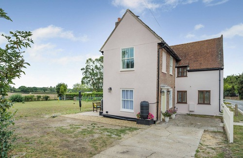 Frinton-on-Sea Cottage | Pretty cottage with lovely views over open countryside close to the coast.