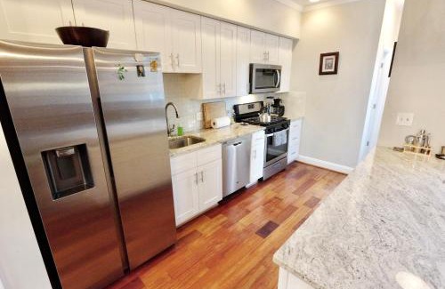 Petworth House | Pretty in Petworth-Walkable to Metro & Restaurants