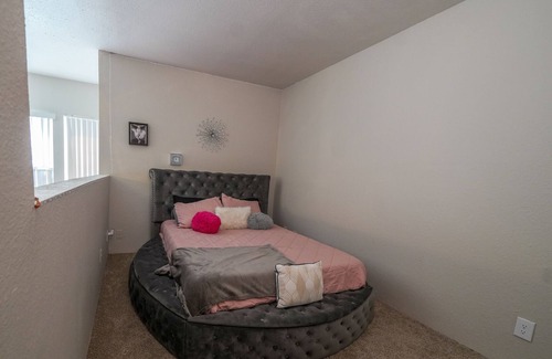Fort Worth Apartment | ๐ธ Pretty in Pink: Cozy safe haven with a Splash of Pink Magic! ๐ โจ