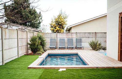 Audenge Villa | Pretty quiet villa with swimming pool and table football