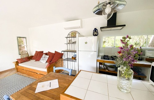 Maora Apartment | Pretty shed feet in the water with large private garden