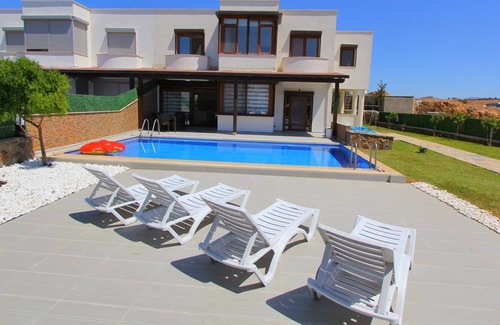 Dagbelen Villa | PRİVATE POOL VİLLA WİTH SEAVİEW İN QUİTE LOCATİON