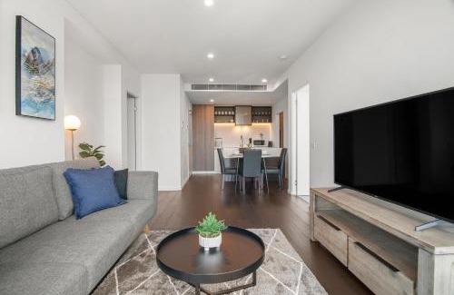 Melbourne Central Business District Apartment | Prime 2BR Apt Panoramic City Views, Pool & Gym
