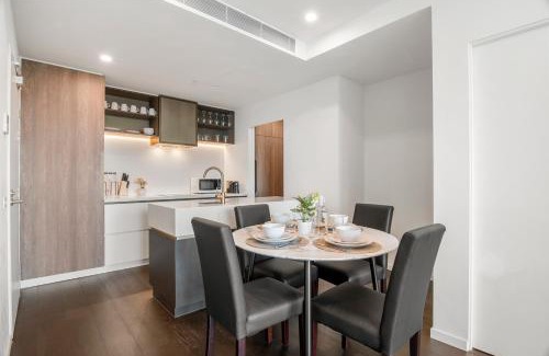 Melbourne Central Business District Apartment | Prime 2BR Apt Panoramic City Views, Pool & Gym