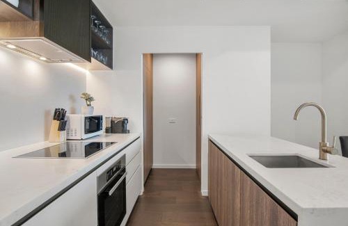 Melbourne Central Business District Apartment | Prime 2BR Apt Panoramic City Views, Pool & Gym