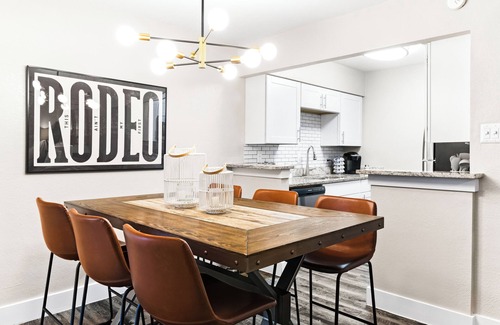 Arlington Apartment | Prime Arlington, ATT/Globe Stadium, Six Flags, World Cup, Free Parking Location