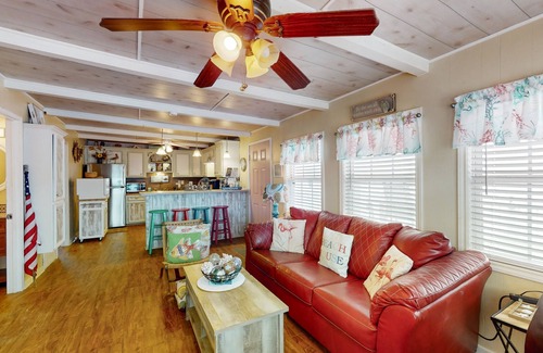 Surfside Beach House | Prime | Beachfront | Beach Access | Sleeps 8