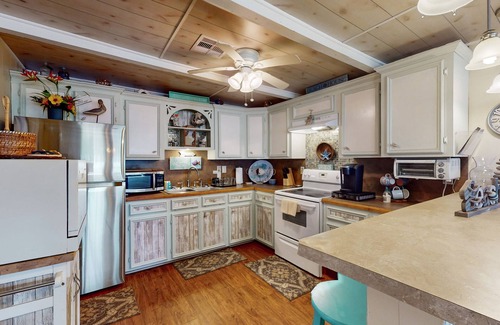 Surfside Beach House | Prime | Beachfront | Beach Access | Sleeps 8