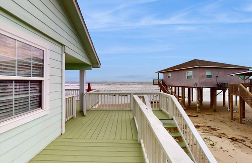 Surfside Beach House | Prime | Beachfront | Beach Access | Sleeps 8