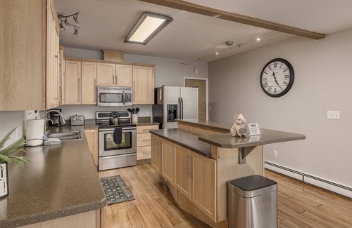 Downtown Anchorage Condo | Prime Downtown 2 bedroom Treehouse Style Unit