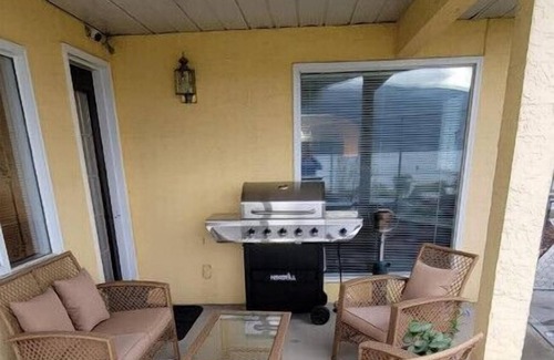 North End Apartment | Prime Knox Mountain lake View Location Downtown
