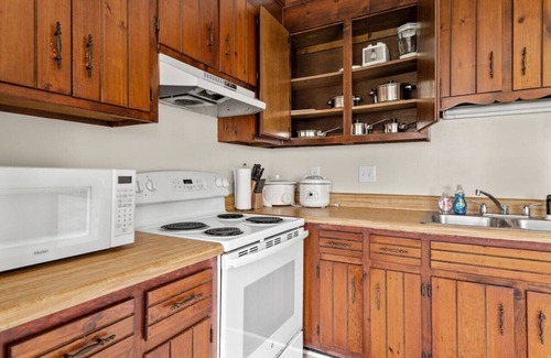 North Chesterfield Apartment | * Prime Location: 2-BR Oasis with Washer & Dryer *