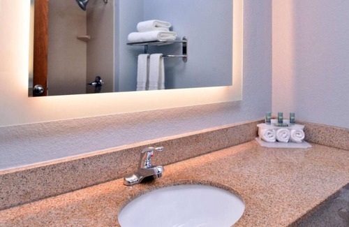 Blaine House | Prime Location! 2 Convenient Units, Free Parking & Breakfast, Indoor Pool