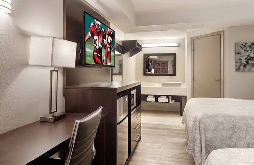 Erie Hotel | Prime Location! 2 Relaxing Units, Free Parking, Pet-Friendly Property