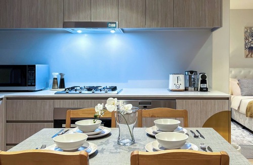 Adelaide Central Business District Apartment | Prime Location! 2BR2BA Apt w/Skyline Views&Parking