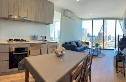 Adelaide Central Business District Apartment | Prime Location! 2BR2BA Apt w/Skyline Views&Parking