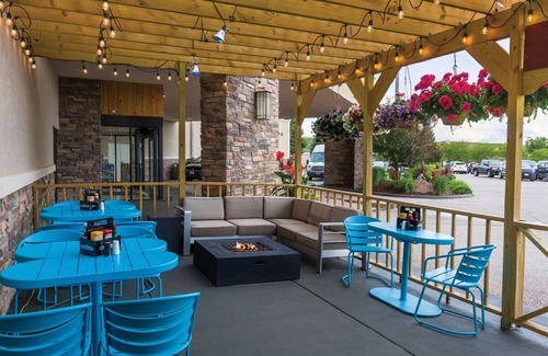 Casper House | Prime Location! 3 Classic Units, Free Breakfast, Parking, Indoor Pool