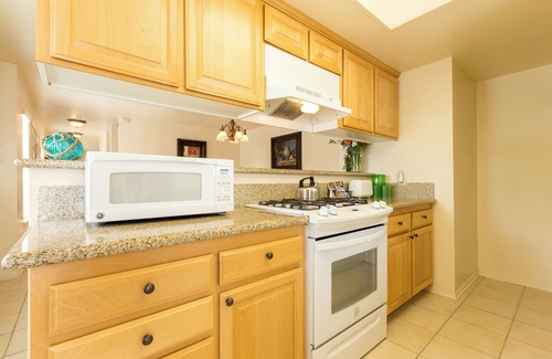 Oxnard Shores Hotel | Prime Location! Fully Equipped Kitchen, Parking Onsite!