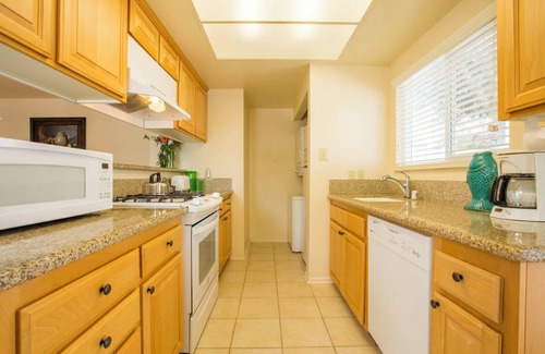 Oxnard Shores Hotel | Prime Location! Fully Equipped Kitchen, Parking Onsite!