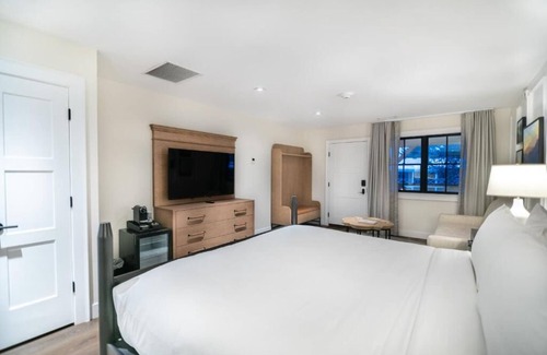 Midway Hotel | Prime Location! Inviting Haven w/Outdoor sports & Pool near Mountain Adventures!