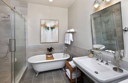 Winters Hotel | Prime Location on the National Park! Loungers, Onsite Art Gallery, Gym, Spa