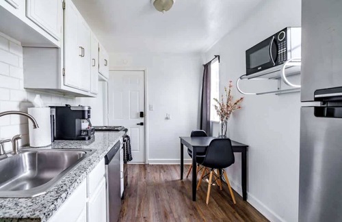 Victorian Village Apartment | PRIME Location - Parking Free - Over 4,500 Reviews