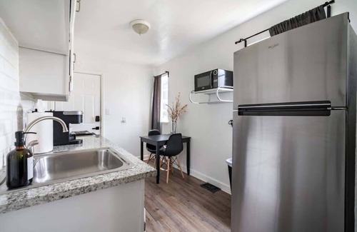 Victorian Village Apartment | PRIME Location - Parking Free - Over 4,500 Reviews