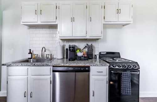 Victorian Village Apartment | PRIME Location - Parking Free - Over 4,500 Reviews