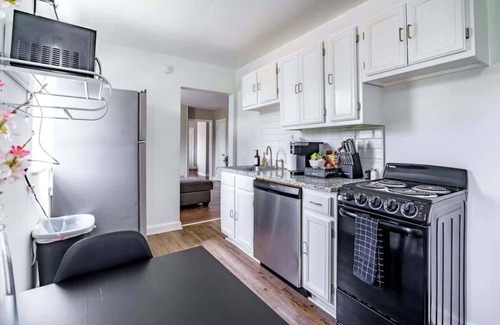 Victorian Village Apartment | PRIME Location - Parking Free - Over 4,500 Reviews