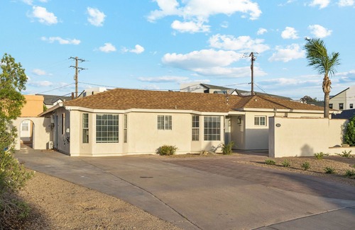 Sherwood Towne Apartment | Prime Location | Shared Pool | Hot Tub | Games