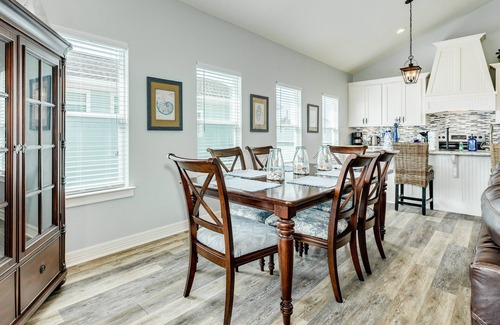 Crystal Beach House | Prime | Steps to Beach | Large Deck | Pet Friendly