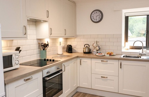 Chillington Cottage | PRIMROSE AT STANCOMBE MANOR, NR KINGSBRIDGE, pet friendly in Sherford