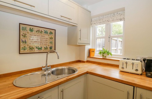 Winchcombe House | PRIMROSE COTTAGE, pet friendly, with a garden in Winchcombe