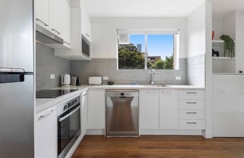 South Yarra Apartment | Pristine 2-Bed Apartment Near Toorak Road Shops