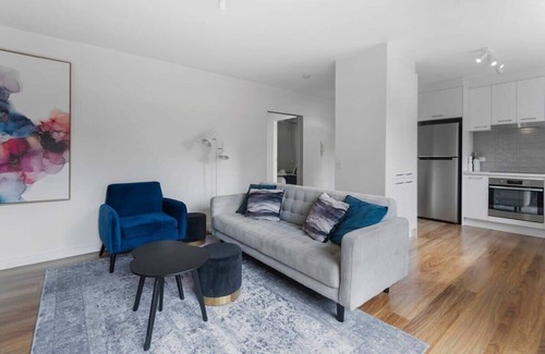 South Yarra Apartment | Pristine 2-Bed Apartment Near Toorak Road Shops