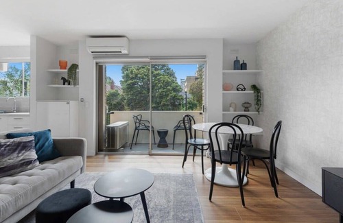 South Yarra Apartment | Pristine 2-Bed Apartment Near Toorak Road Shops