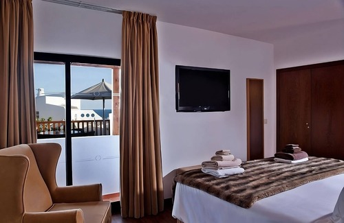 Albufeira Hotel | Pristine Beaches in Albufeira! Swimming Pools, Free Parking, Beach Access!