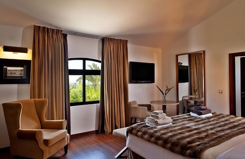 Albufeira Hotel | Pristine Beaches in Albufeira! Swimming Pools, Free Parking, Beach Access!