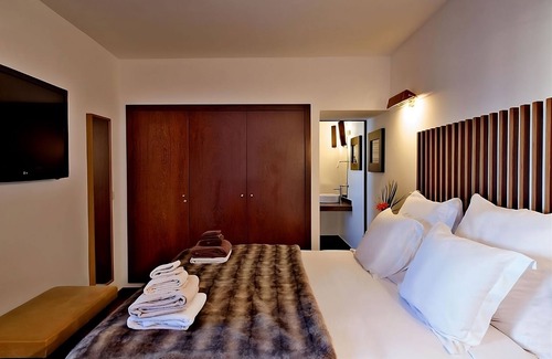 Albufeira Hotel | Pristine Beaches in Albufeira! Swimming Pools, Free Parking, Beach Access!