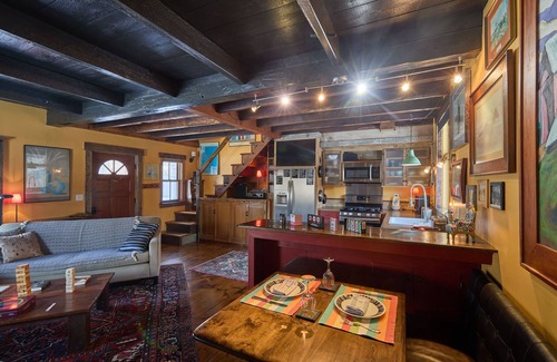 Leicester Cottage | Pristine Custom Cottage, Grand Piano, Massage Studio on Site