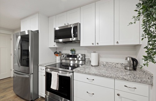 West Jordan House | Pristine & Fully Stocked Home, relax near outdoor adventures, airport & SLC
