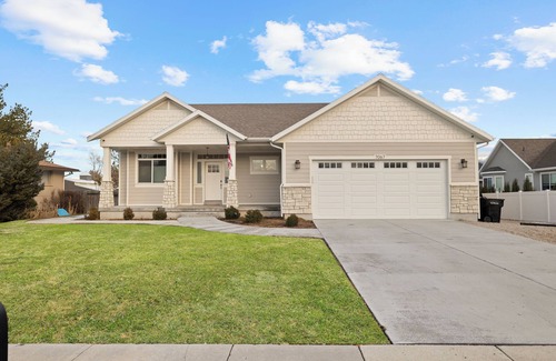 West Jordan House | Pristine & Fully Stocked Home, relax near outdoor adventures, airport & SLC